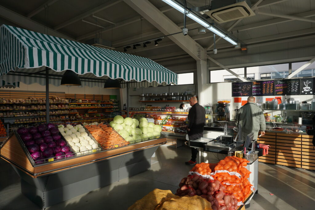 Търговска база-Карлово-3